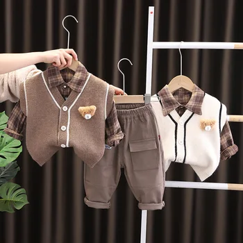 Осенние наряды 2023 года для маленьких мальчиков, клетчатая рубашка с отложным воротником + кардиган с аппликацией в виде медведя, жилет + брюки-карго, комплекты одежды